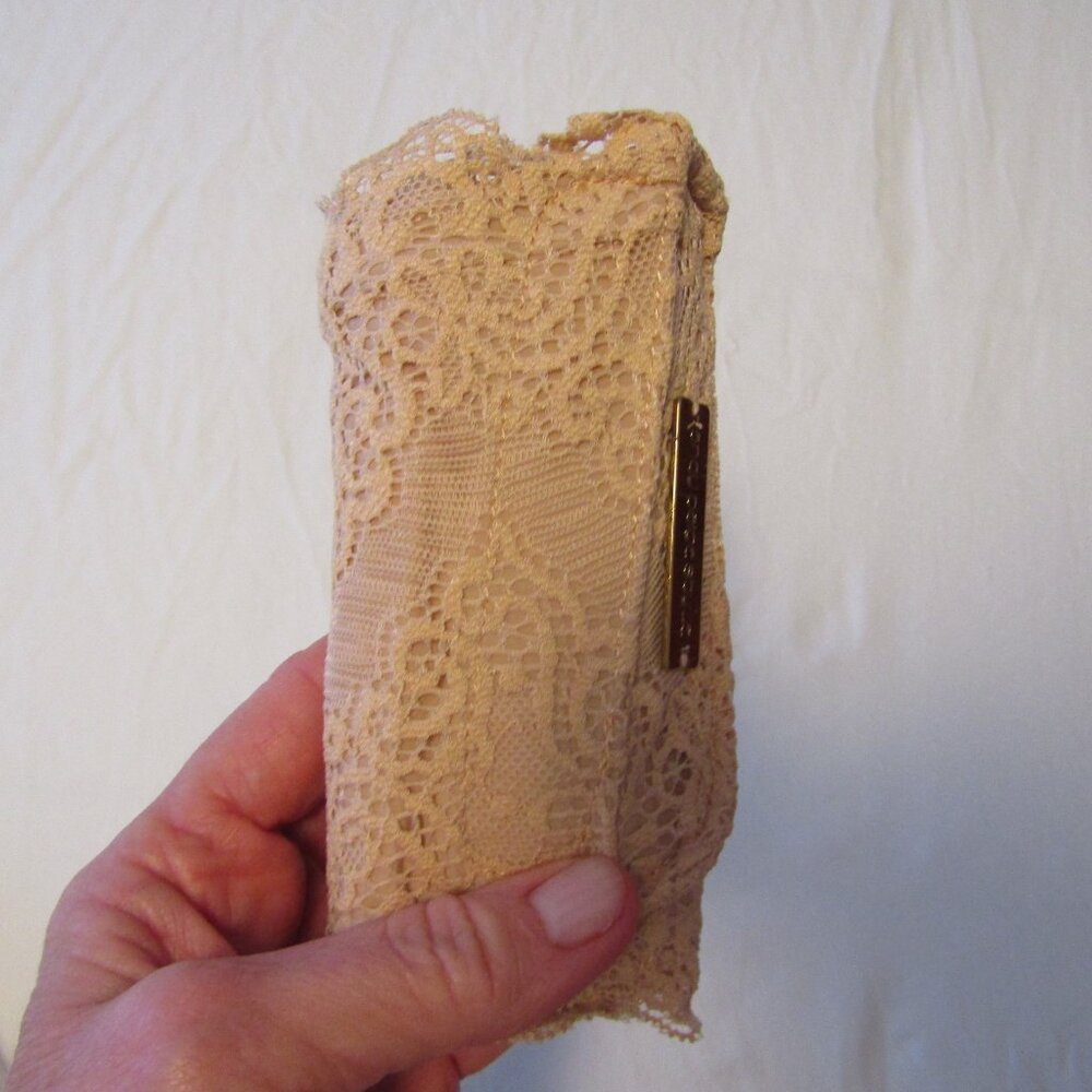 BNIB Nude Lace Girly Go Garter--Size 2/Medium--Purse Free Way To Carry Valuables - Picture 3 of 5